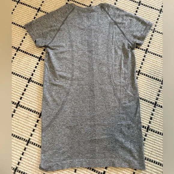 Lululemon Gray Women's Short-Sleeve Swiftly Tech 2.0 Waist Length Tee Size 6 - Picture 2 of 3